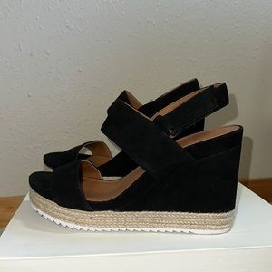 Caslon Women’s size 8M.